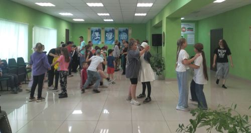 В микрорайоне Мирный прошёл танцевальный флешмоб «Будь здоровым! Танцуй!»