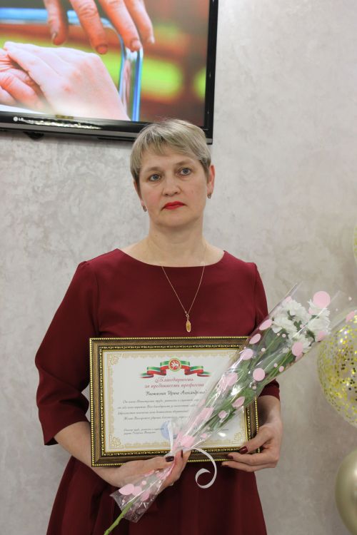 Зәйдә социаль хезмәткәрләрне һөнәри бәйрәмнәре белән котладылар