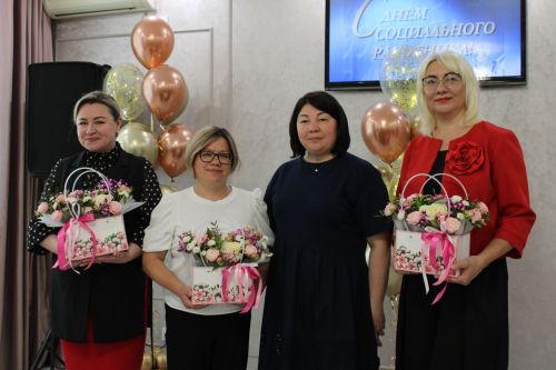 Зәйдә социаль хезмәткәрләрне һөнәри бәйрәмнәре белән котладылар