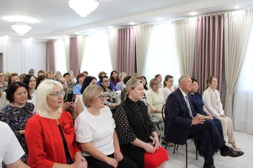 Зәйдә социаль хезмәткәрләрне һөнәри бәйрәмнәре белән котладылар