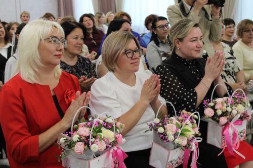 Зәйдә социаль хезмәткәрләрне һөнәри бәйрәмнәре белән котладылар