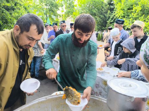 На Курбан-байрам заинцев угостили пловом