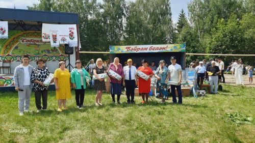 “Зәй-информ” житәкчесе Баграж Сабантуенда “Зәй офыклары”на язылу өчен сертификат бүләк итте