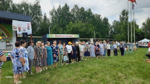 “Зәй-информ” житәкчесе Баграж Сабантуенда “Зәй офыклары”на язылу өчен сертификат бүләк итте