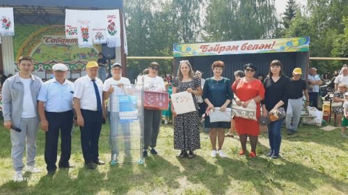 “Зәй-информ” житәкчесе Баграж Сабантуенда “Зәй офыклары”на язылу өчен сертификат бүләк итте