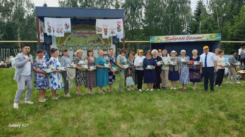 “Зәй-информ” житәкчесе Баграж Сабантуенда “Зәй офыклары”на язылу өчен сертификат бүләк итте