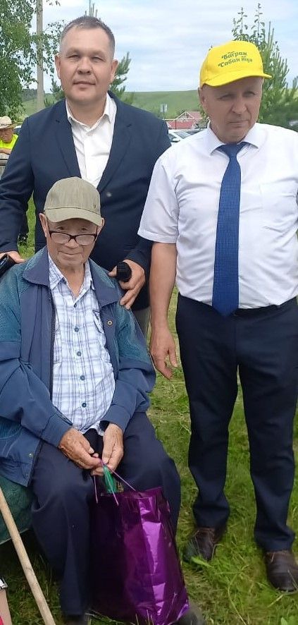 “Зәй-информ” житәкчесе Баграж Сабантуенда “Зәй офыклары”на язылу өчен сертификат бүләк итте