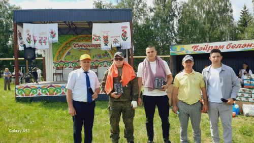 “Зәй-информ” житәкчесе Баграж Сабантуенда “Зәй офыклары”на язылу өчен сертификат бүләк итте