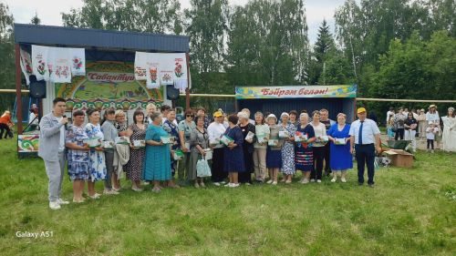 “Зәй-информ” житәкчесе Баграж Сабантуенда “Зәй офыклары”на язылу өчен сертификат бүләк итте