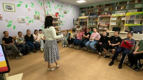 Китапханәдә балалар белән  батырлык турында сөйләштеләр