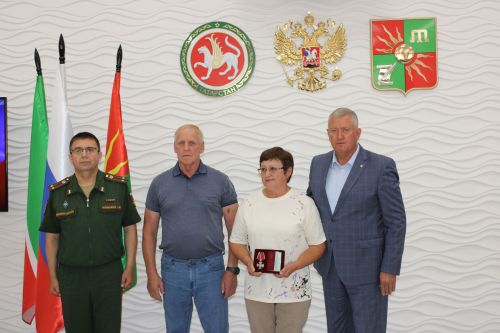 В Заинске вручили награды семьям погибших военнослужащих