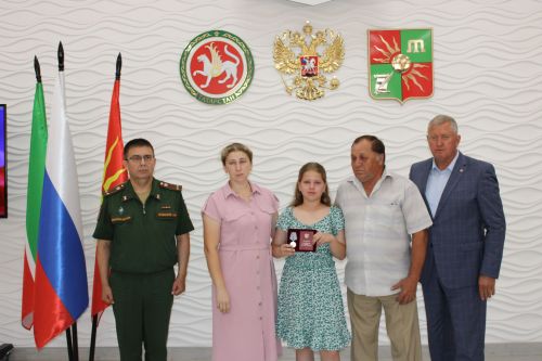 В Заинске вручили награды семьям погибших военнослужащих