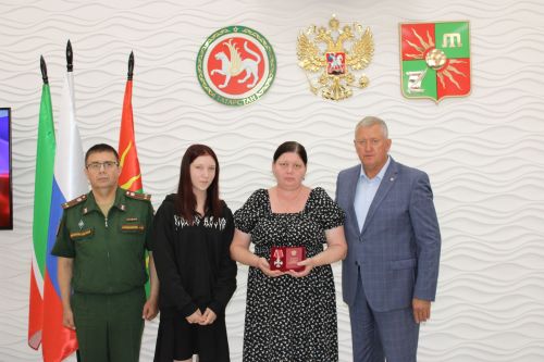 В Заинске вручили награды семьям погибших военнослужащих