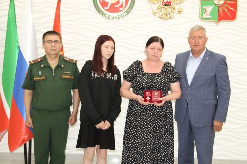 Зәйдә ил иминлеген саклап һәлак булганнарга дәүләт бүләкләре тапшырылды