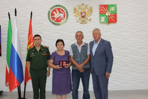 В Заинске вручили награды семьям погибших военнослужащих