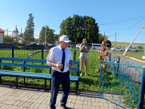 Мәртәбәле кунаклар Югары Багражда яңартылучы чиркәү төзелеше барышы белән таныштылар