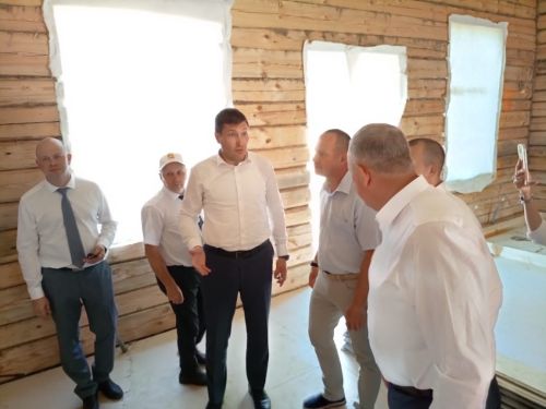 Мәртәбәле кунаклар Югары Багражда яңартылучы чиркәү төзелеше барышы белән таныштылар