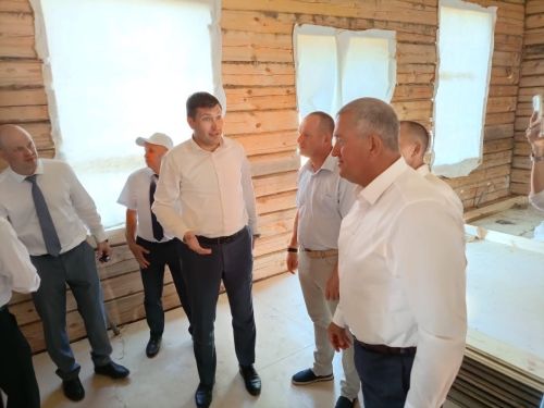 Мәртәбәле кунаклар Югары Багражда яңартылучы чиркәү төзелеше барышы белән таныштылар