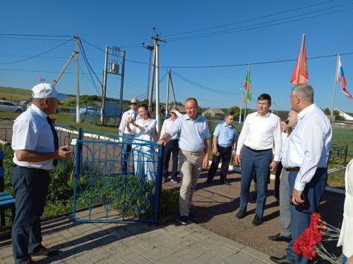 Мәртәбәле кунаклар Югары Багражда яңартылучы чиркәү төзелеше барышы белән таныштылар