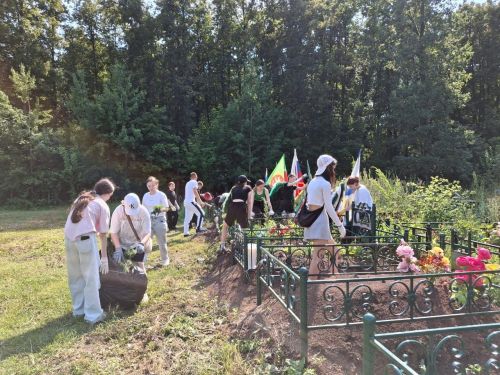 Подростки Заинска благоустраивают могилы героев ВОВ и СВО