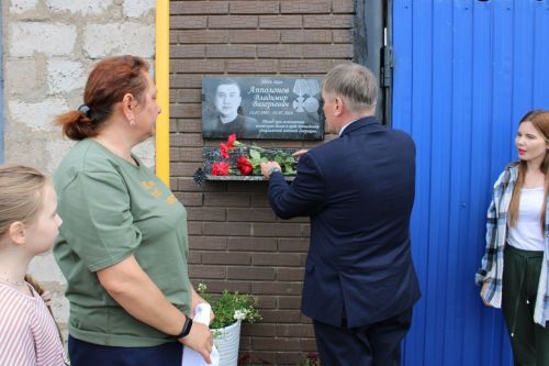Память о герое: в Заинске открыли мемориальную доску Владимиру Апполонову