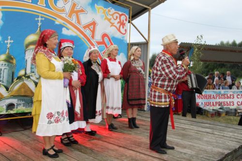От бабушкиного сундука до сцены: кто победил в конкурсе старинных кряшенских костюмов в Светлом Озере?