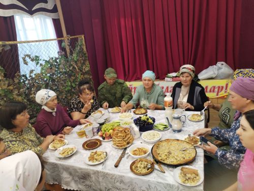 Ялга кайткан Түбән Лоҗы егете туган авылында маскировка челтәрләре үрүчеләр янында булды