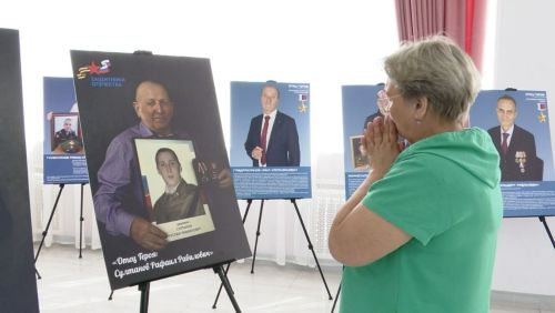 В Заинске открылась фотовыставка «Отец героя»