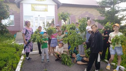Югары Пәнәчедә балалар мунча себеркесе бәйләргә өйрәнделәр