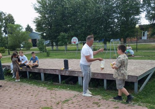 Дорогами добра: в Заинске отметили Международный день дружбы веселыми играми и сладкими угощениями