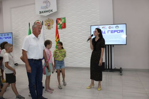 Зәй районы башлыгы “Герой әтисе” фотокүргәзмәсе белән танышты