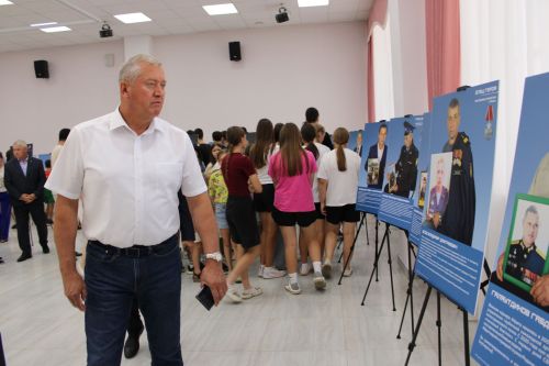 Зәй районы башлыгы “Герой әтисе” фотокүргәзмәсе белән танышты