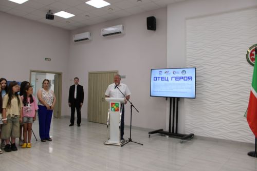 Зәй районы башлыгы “Герой әтисе” фотокүргәзмәсе белән танышты