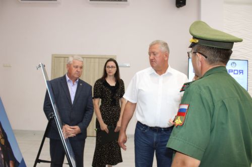 Зәй районы башлыгы “Герой әтисе” фотокүргәзмәсе белән танышты