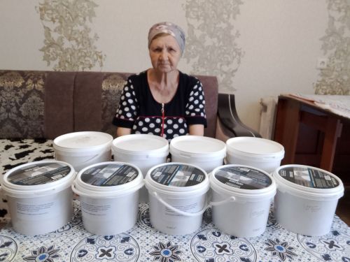 Зәйдән 71 яшьлек Габидә апа хәрбиләргә 100 йомыркага токмач кисеп җибәрде