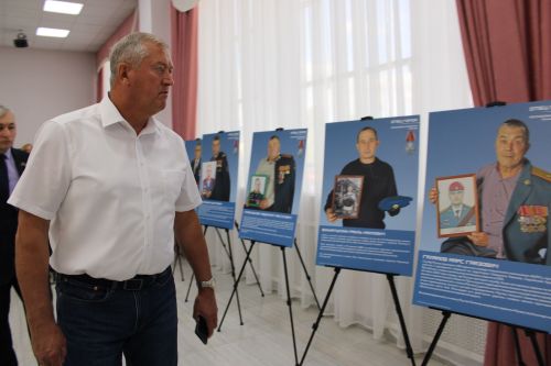Зәй районы башлыгы “Герой әтисе” фотокүргәзмәсе белән танышты