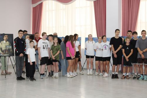 Зәй районы башлыгы “Герой әтисе” фотокүргәзмәсе белән танышты