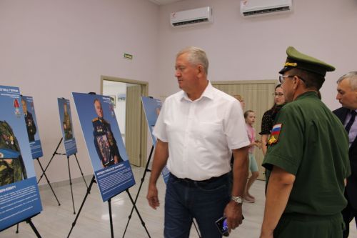 Зәй районы башлыгы “Герой әтисе” фотокүргәзмәсе белән танышты