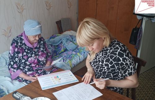 Социальные работники Заинска посещают на дому одиноких пожилых людей старше 80 лет