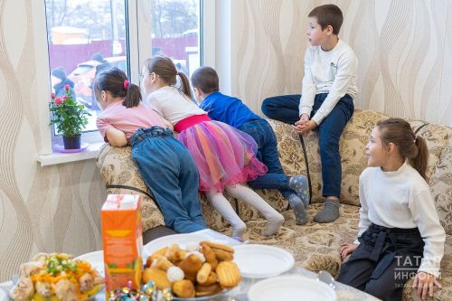 Многодетные семьи Татарстана получат микроавтобусы ко Дню семьи
