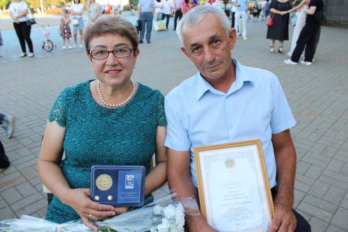 В Заинске семья Барсуковых награждена медалью «За любовь и верность»