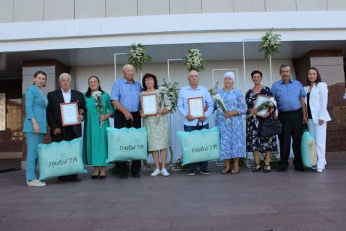 В Заинске семья Барсуковых награждена медалью «За любовь и верность»