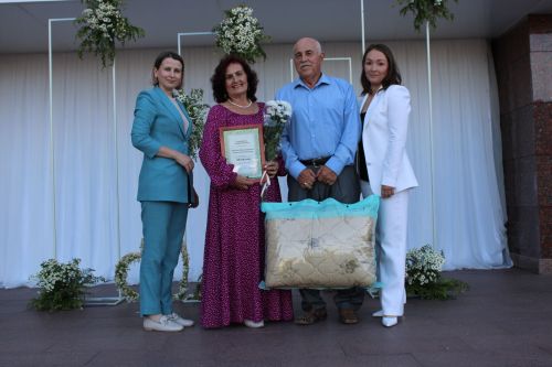 В Заинске семья Барсуковых награждена медалью «За любовь и верность»