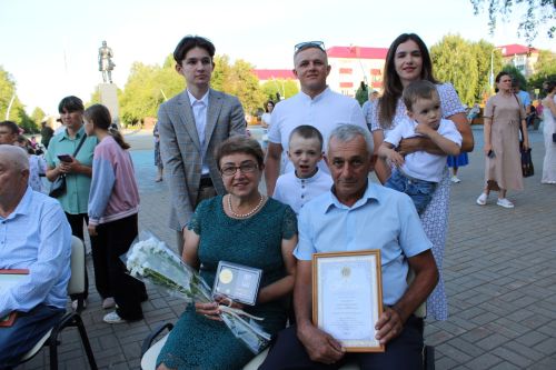 В Заинске семья Барсуковых награждена медалью «За любовь и верность»