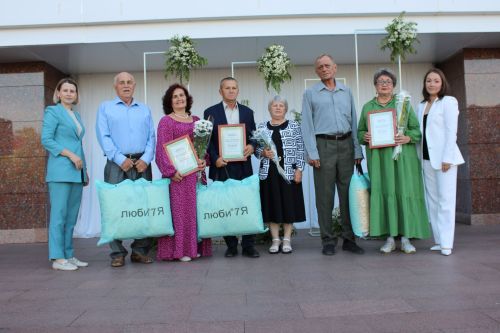 В Заинске семья Барсуковых награждена медалью «За любовь и верность»