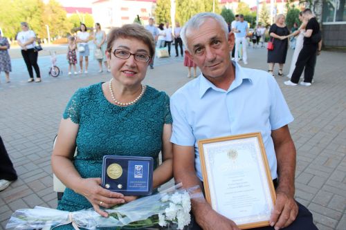В Заинске семья Барсуковых награждена медалью «За любовь и верность»