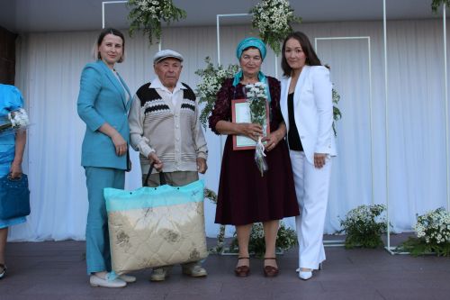 В Заинске семья Барсуковых награждена медалью «За любовь и верность»