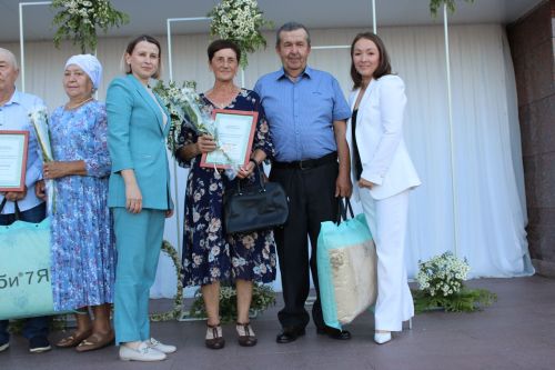 В Заинске семья Барсуковых награждена медалью «За любовь и верность»