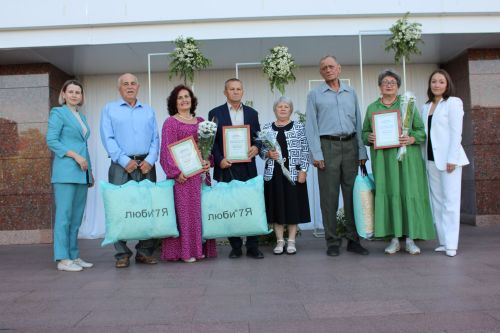 В Заинске семья Барсуковых награждена медалью «За любовь и верность»