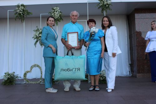 В Заинске семья Барсуковых награждена медалью «За любовь и верность»
